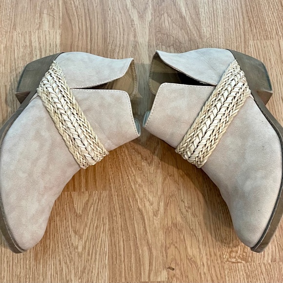 Cream/Beige Boots size 8.5 Average/Wide - Picture 4 of 5